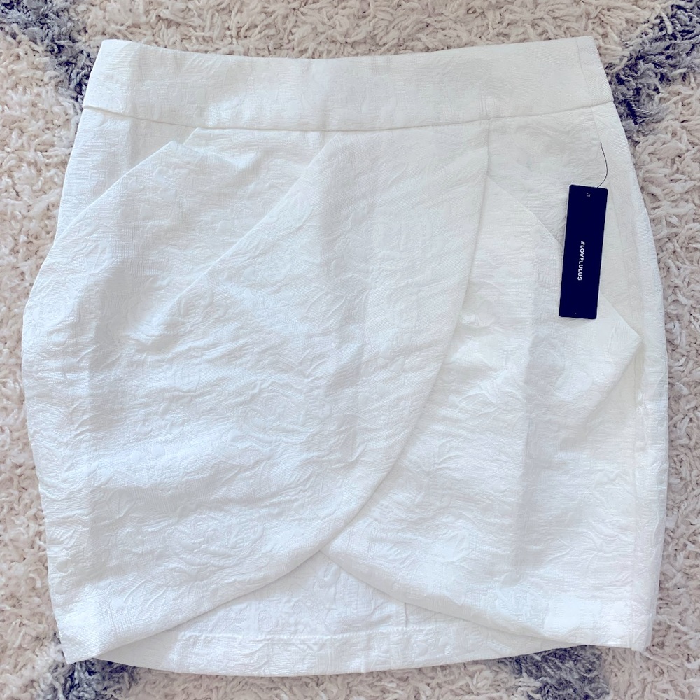 NWT. White skirt with pockets!
